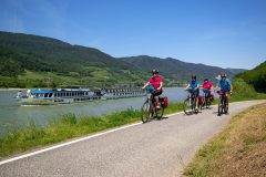 Radfahrer mit MS Swiss Crown entlang der Donau